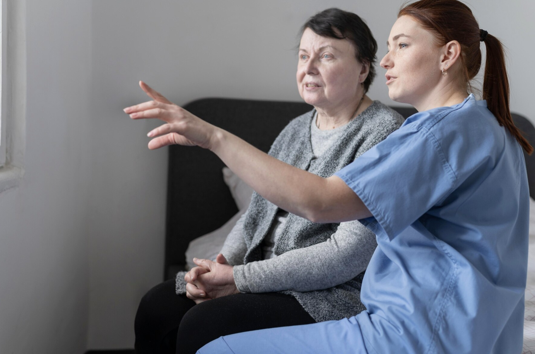 aide-soignante-discute-avec-patiente